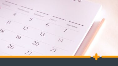 zbliżony widok na otwarty kalendarz z zaznaczonymi datami tygodnia