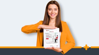 Uśmiechnięta kobieta w pomarańczowej marynarce pokazuje tablet z formularzem online