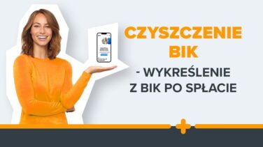 Uśmiechnięta kobieta w pomarańczowym swetrze prezentująca telefon, obok napis "Czyszczenie BIK – wykreślenie z BIK po spłacie"